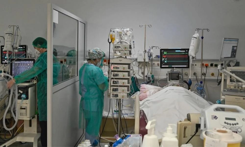 Κορονοϊός: Ξεκληρίζονται οικογένειες ανεμβολίαστων - Γονείς και παιδιά πεθαίνουν με διαφορά λίγων ημερών